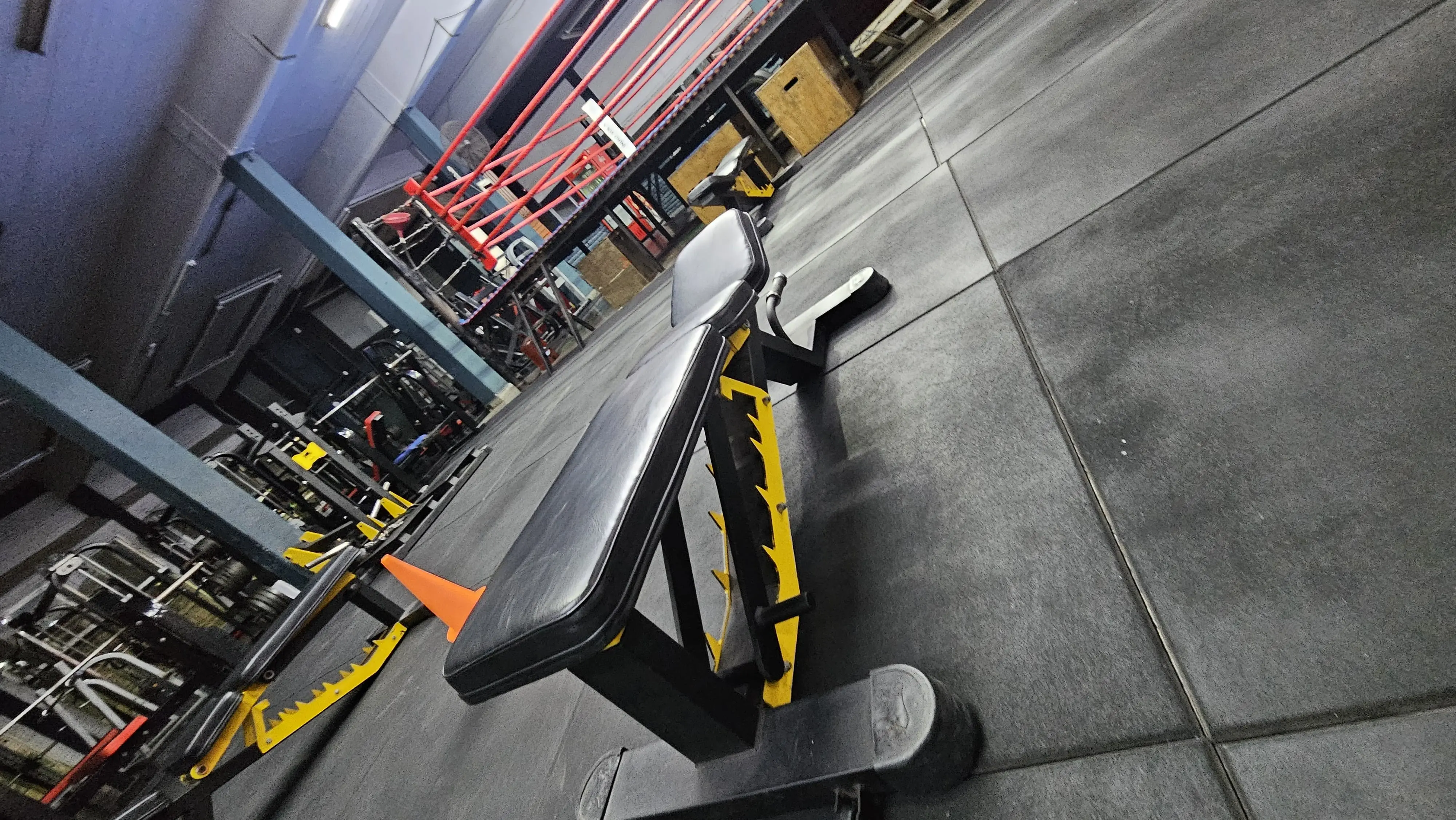 Amplia sala de máquinas, pesos libres y cardio del Gimnasio Boxer Morón