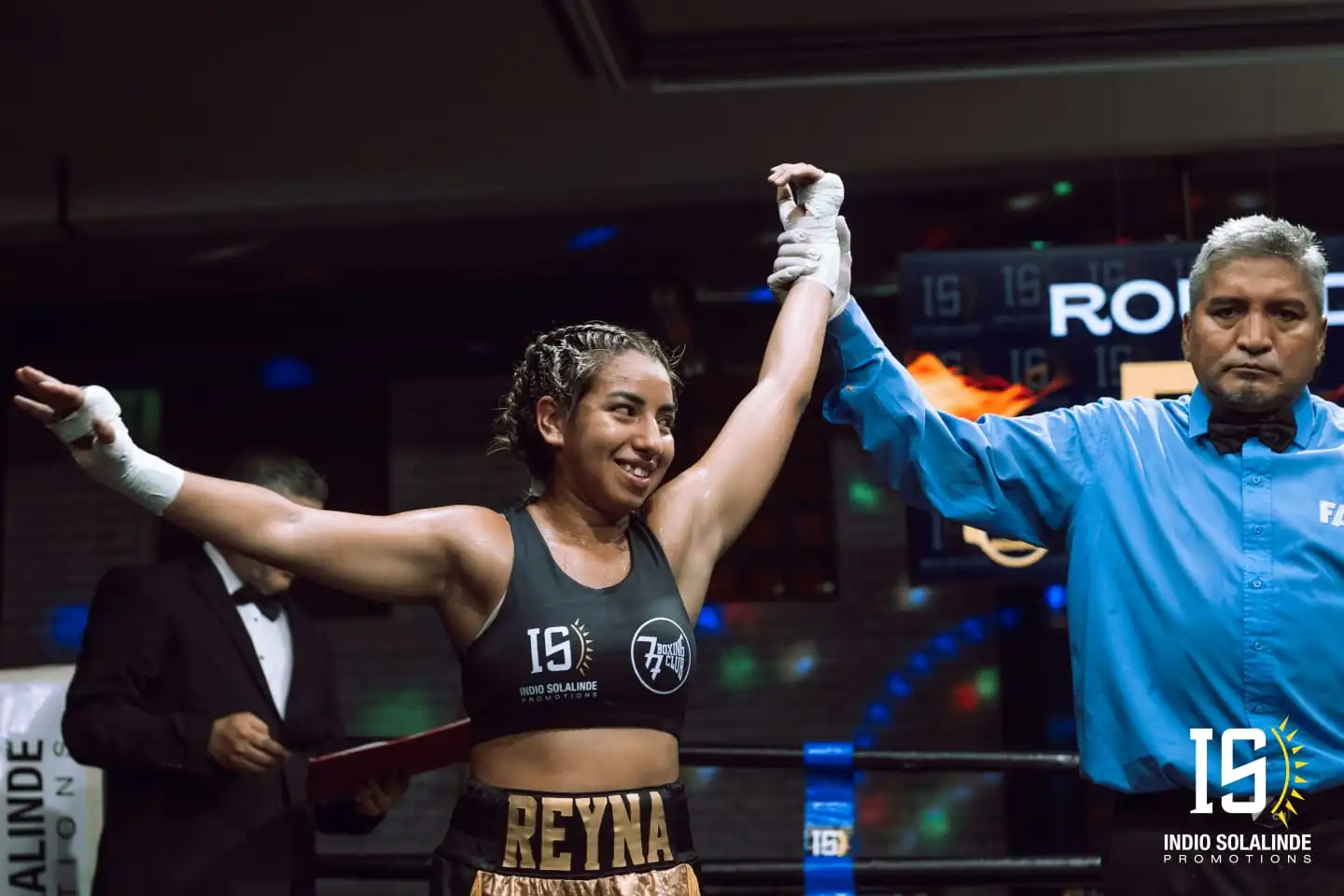 Guantes profesionales de boxeo sobre la lona en 77 Boxing Club